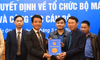 Chủ tịch UBND tỉnh Bắc Giang Lê Ánh Dương trao quyết định bổ nhiệm chức vụ Giám đốc Ban Quản lý dự án Đầu tư xây dựng các công trình giao thông, nông nghiệp tỉnh cho ông Hoàng Văn Thanh