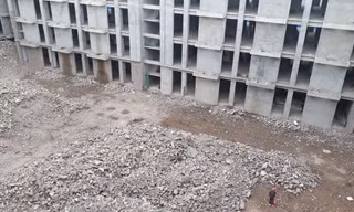 Tháo dỡ công trình vi phạm tòa nhà 5 tầng tại lô T trong Khu công nghiệp Quang Châu (huyện Việt Yên, Bắc Giang) của Cty Luxshare - ICT