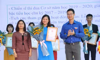 Anh Thân Trung Kiên, Bí thư Tỉnh Đoàn Bắc Giang tặng thưởng cho giáo viên trẻ tiêu biểu