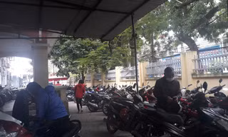 Điểm trông giữ xe trong Bệnh viện Đa khoa tỉnh Bắc Giang thu tiền vé gửi xe cao hơn quy định