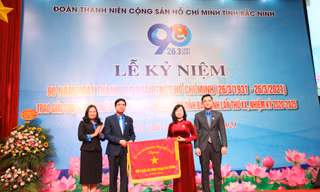 Bí thư Tỉnh ủy Bắc Ninh Đào Hồng Lan trao cờ thi đua cho Tỉnh Đoàn Bắc Ninh nhân kỉ niệm 90 năm ngày thành lập Đoàn