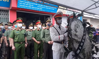 Lãnh đạo Công an tỉnh Bắc Giang đến viếng và chia buồn cùng gia đình anh Mạnh