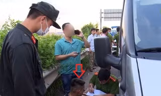 Công an truy bắt và lấy lời khai một đối tượng lái xe ô tô liên quan vụ án