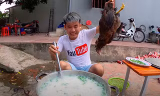 Hình ảnh Hưng Vlog với nồi cháo gà nguyên lông