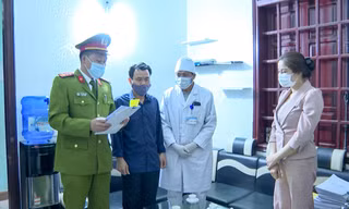Cơ quan Cảnh sát điều tra đọc lệnh khám xét chỗ làm việc đối với bị can Nguyễn Thị Hương