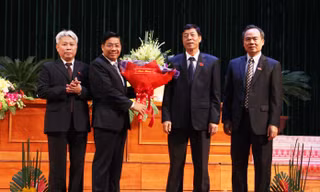 Ông Dương Văn Thái (thứ 2 từ trái sang) được bầu giữ chức Chủ tịch UBND tỉnh Bắc Giang