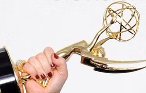 Nhặt được tượng vàng Emmy trong... bãi rác