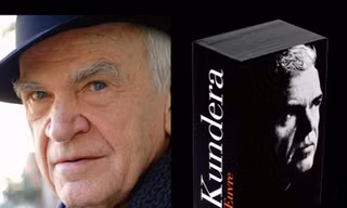 Milan Kundera trong chính lăng mộ của mình