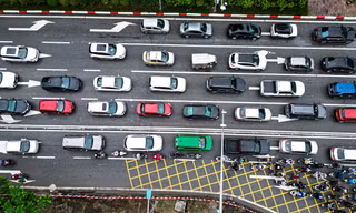 Ùn ứ, lộn xộn trên hai tuyến đường vừa phân làn tại Hà Nội