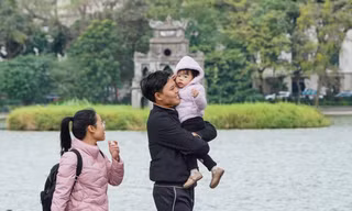 Mùa đông 'gõ cửa', người Hà Nội đội mũ, quàng khăn kín mít khi ra đường
