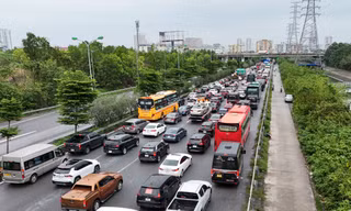 Mưa tầm tã cả ngày, cao tốc Pháp Vân - Cầu Giẽ ùn tắc nhiều giờ