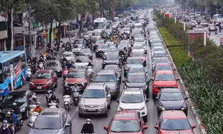 Trời lạnh căm căm, nhiều tuyến phố ở Hà Nội ùn tắc trong sáng đầu tuần