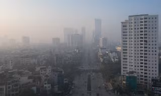 Cận cảnh trời Hà Nội mù mịt, bụi mịn giăng như sương