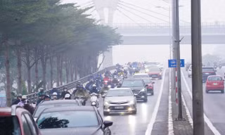 Hà Nội sương mù dày đặc kèm mưa phùn, phương tiện bật đèn ban ngày