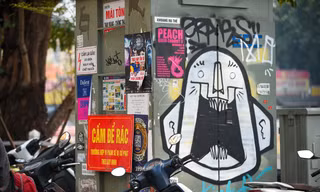 Loạt tủ điện, trạm biến áp ở Hà Nội bị 'bức tử' bởi nạn vẽ bậy graffiti, dán quảng cáo