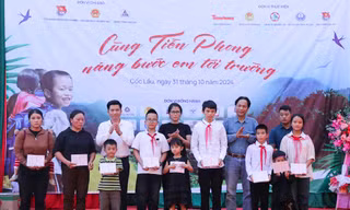 Báo Tiền Phong trao sổ tiết kiệm, thẻ bảo hiểm cho học sinh Lào Cai