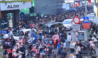 Biển người chờ xem Countdown, nhiều tuyến đường trung tâm Hà Nội ùn tắc