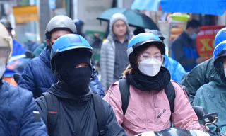 Rét thấu xương, người Hà Nội co ro trên đường