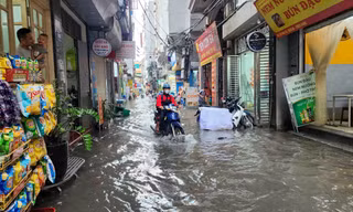 Nhiều tuyến phố Hà Nội ngập sau cơn mưa chiều