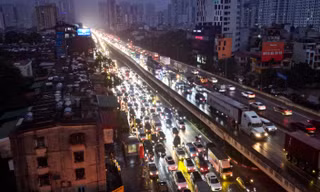 Người dân vượt mưa rét, ùn tắc, rời Thủ đô về quê từ tờ mờ sáng