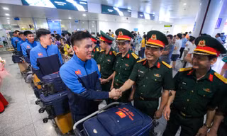 Đoàn quân nhân duyệt binh trên Quảng trường Đỏ về nước trong vòng tay đồng đội