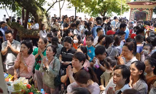 Chen chân lễ Phủ Tây Hồ trong ngày đầu tháng 'cô hồn'