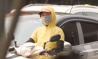 Người Hà Nội bịt kín mít chống nắng gắt đầu hè 