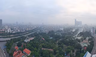 Trời Hà Nội mờ đục vì ô nhiễm, một số nơi không khí ở mức xấu
