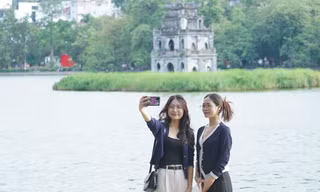 Không khí lạnh đổ bộ, người Hà Nội diện thêm áo ấm ra đường