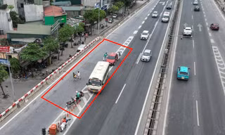 Tái diễn tình trạng nhà xe trả khách trên đường cao tốc ở Hà Nội