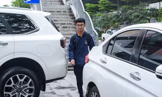 Hà Nội: Vỉa hè thành bãi đỗ, xe sang tranh chỗ người đi bộ