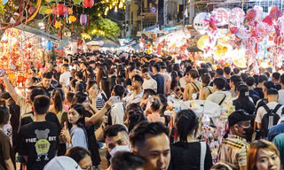 Phố cổ Hà Nội chật cứng người đêm Trung thu