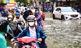 Hà Nội ngập khắp lối, người và xe nối đuôi nhau 'bơi' trên đường 