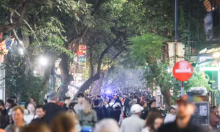 Đêm Noel, mọi ngả đường đổ về Nhà thờ Lớn, phố đi bộ Hồ Gươm tắc nghẽn