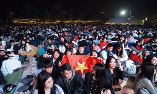 Người hâm mộ Hà Nội cháy hết mình với trận chung kết, sẵn sàng 'đi bão'