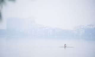 Không khí lạnh tràn về, 9 giờ sáng trời Hà Nội vẫn mịt mù sương trắng