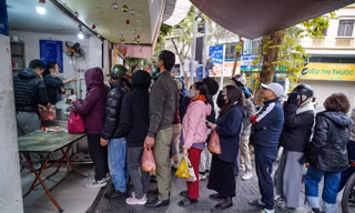 Người Hà Nội xếp hàng từ 5h sáng mua bánh trôi, bánh chay ngày Tết Hàn thực