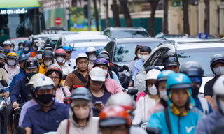 Giao thông đông đúc trên trục chính vào trung tâm Hà Nội