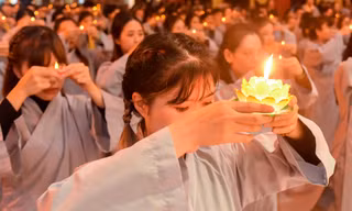 Lung linh đêm hội hoa đăng kính mừng ngày Đức Thích Ca thành đạo tại chùa Bằng