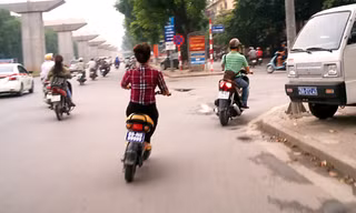 Thiếu nữ đi xe đạp điện biển số “khủng” 999.99