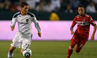 Beckham ghi bàn từ chấm phạt góc