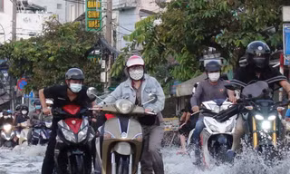 Người dân TPHCM chật vật với triều cường lớn nhất năm 