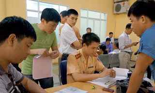 Người dân đến làm thủ tục sang tên chính chủ tại Phòng CSGT CA thành phố Hà Nội
