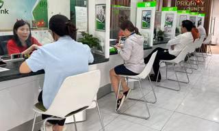 'Nhàn tênh' giao dịch ở ngân hàng ngày cuối trước kỳ nghỉ lễ 30/4