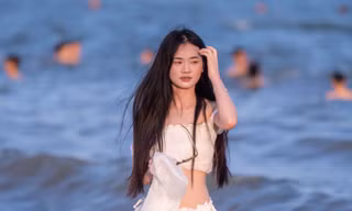 Nhiều người 'giải nhiệt' ở Bãi Cháy