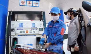Giảm 1.320 đồng, xăng RON95 xuống còn 21.000 đồng/lít