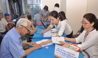 Hôm nay bắt đầu trả lương hưu, trợ cấp theo mức mới 