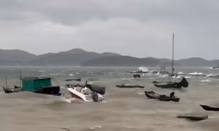 Dành tiền cả năm để đi du lịch thì gặp... bão