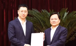 Bí thư Tỉnh ủy Bắc Ninh Nguyễn Anh Tuấn (bên phải) trao quyết định của Ban Bí cho ông Phương.