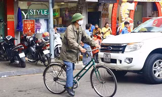 Cụ ông gần 80 tuổi đạp xe hơn 10 km đi mua vàng vía Thần tài